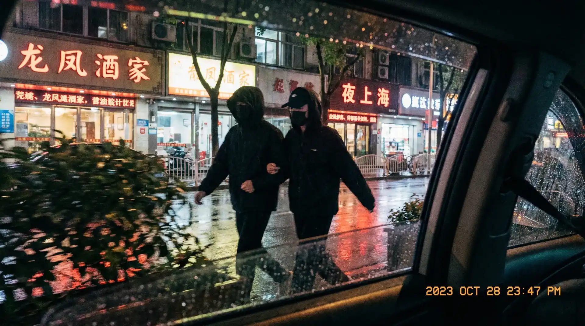 今日看料 - 今日吃瓜等相关内容合集 - 顶流明星深夜密会现场抓拍照片